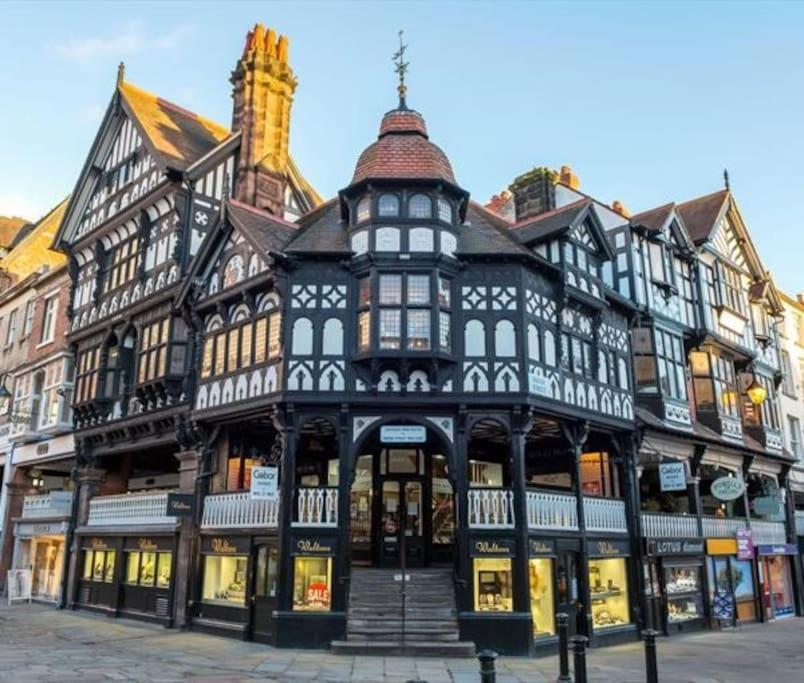 Lovely 2 Bedroom Penthouse Apartment In Chester - Free Parking!! Exterior foto